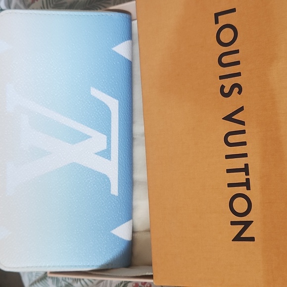 Mint Cond RFID Mic Louis Vuitton By the Pool Blue Large Zippy Wallet. Full Set - Picture 14 of 17